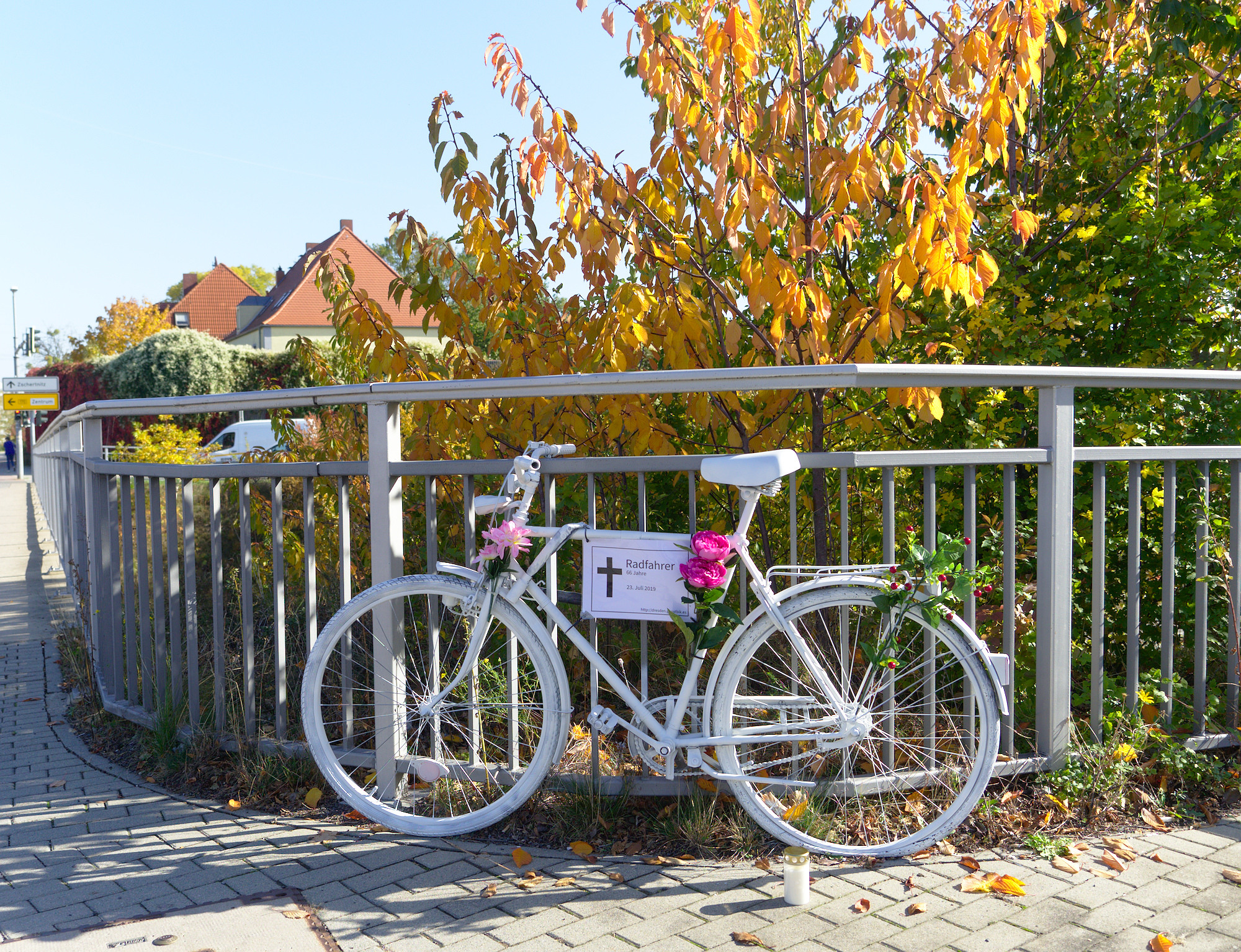 Ghostbike #10 am Geländer der Brücke über die Innsbrucker Straße