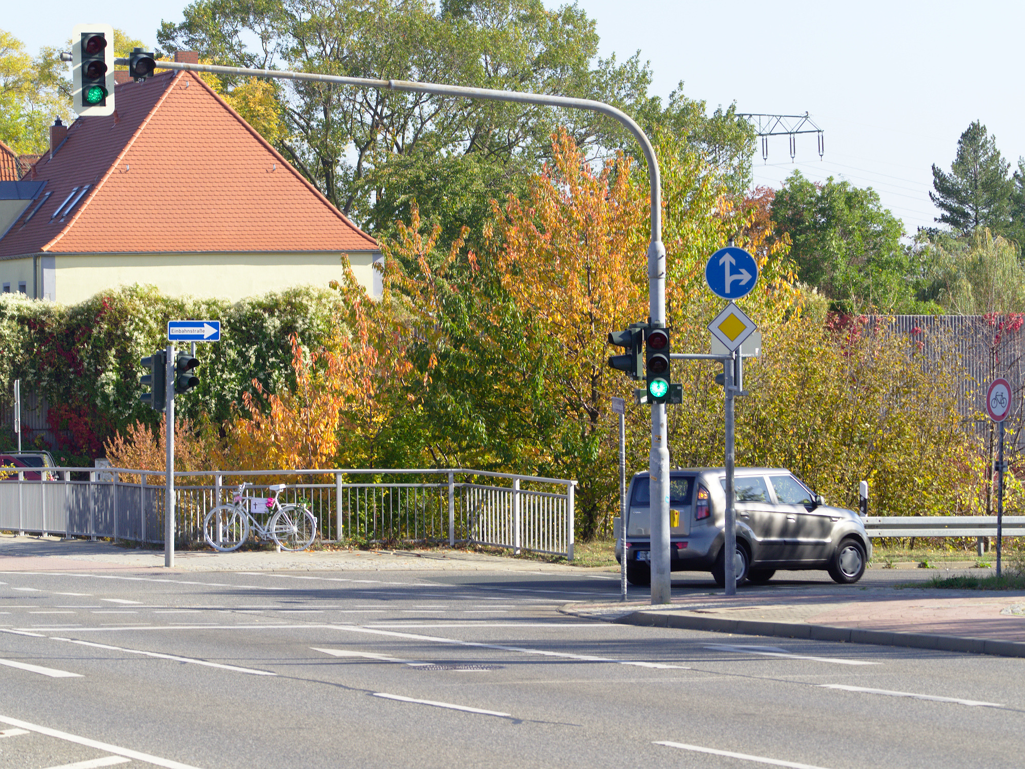 Zufahrt Innsbrucker Straße mit abbiegendem PKW
